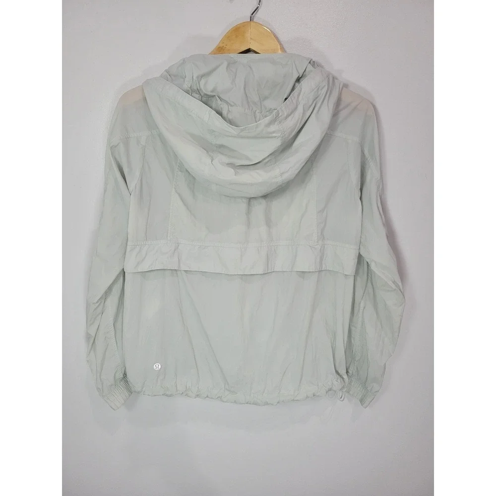 Lululemon Lightweight Hood Lite Windbreaker Packable Jacket Pale‎ Green Size 6
